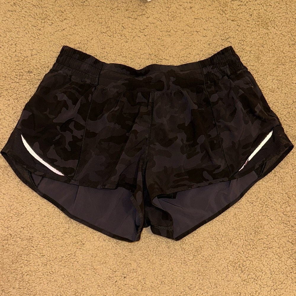 Black camo 2.5in Hotty Hots. Size 10 regular